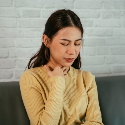 woman-suffering-from-sore-throat-2022-12-16-09-57-48-utc-min